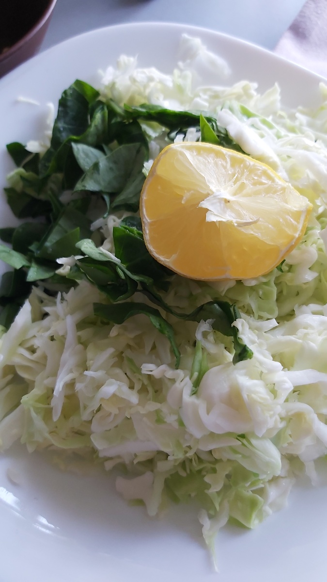 С лимончиком салат идеален. А еще сегодня купила смесь листьев с рукколой, тут лимон прямо нужен побольше.