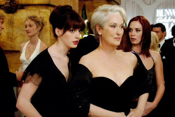     Энн Хэтэуэй, Мэрил Стрип и Эмили Блант в фильме «Дьявол носит Prada»/Кинопоиск