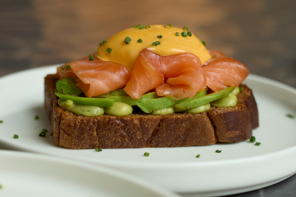 Солодовая бриошь с лососем в кафе Dezora