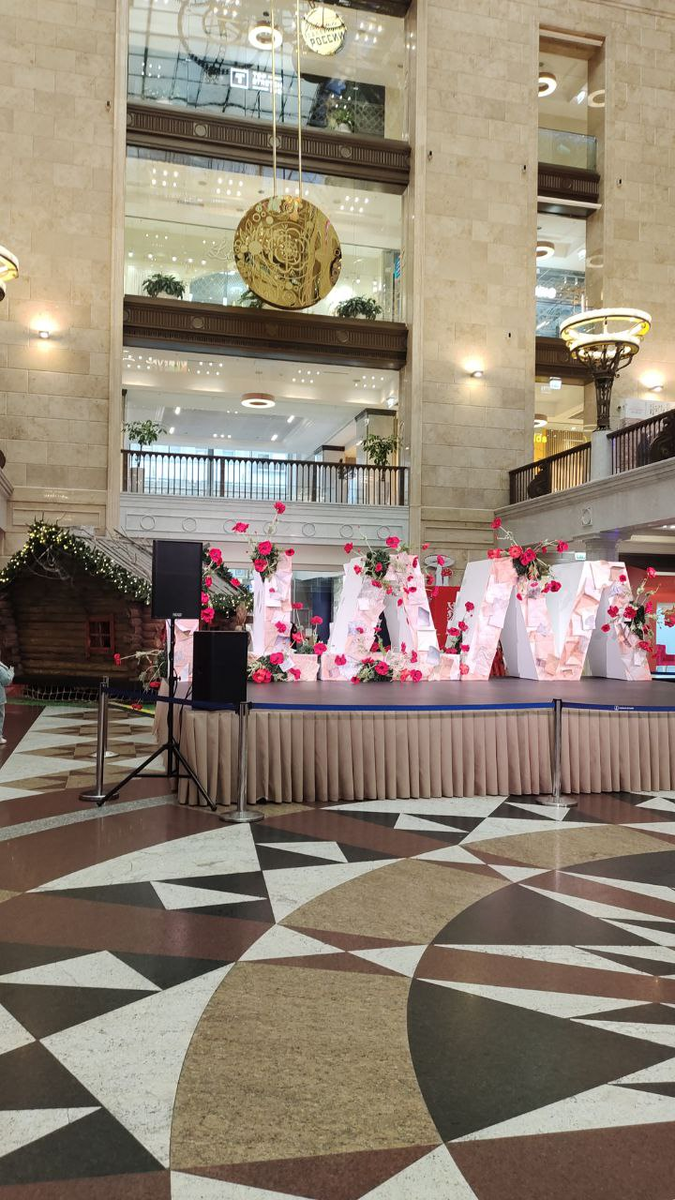 главный зал Центрального детского магазина в Москве