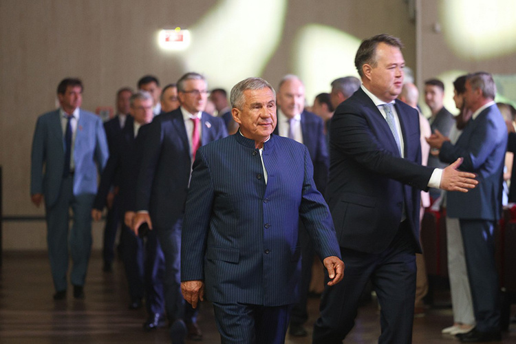    Ежегодная премия «Ак чэчэклэр» в 2025-м прошла без министра, выставки и стала полем боя для титанов отрасли за награды.   
Фото: Андрей Титов