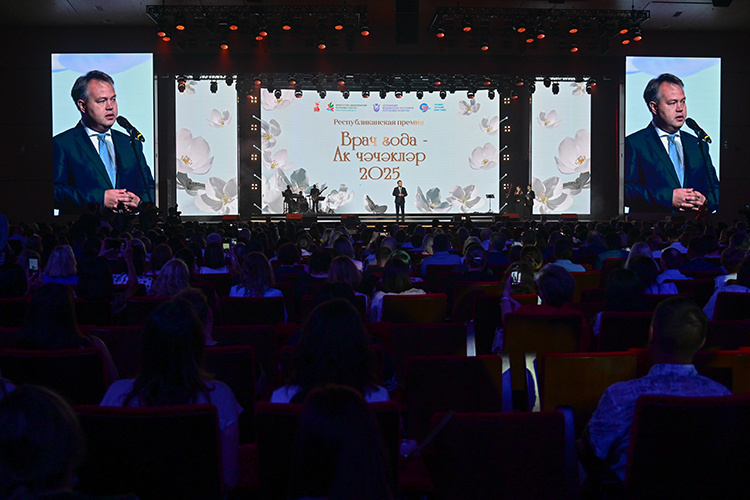    Альмир Абашев во вступительном слове первым делом вспомнил коллег, которые уже больше трех лет бьются за жизни военнослужащих в зоне специальной военной операции.   
Фото: rais.tatarstan.ru