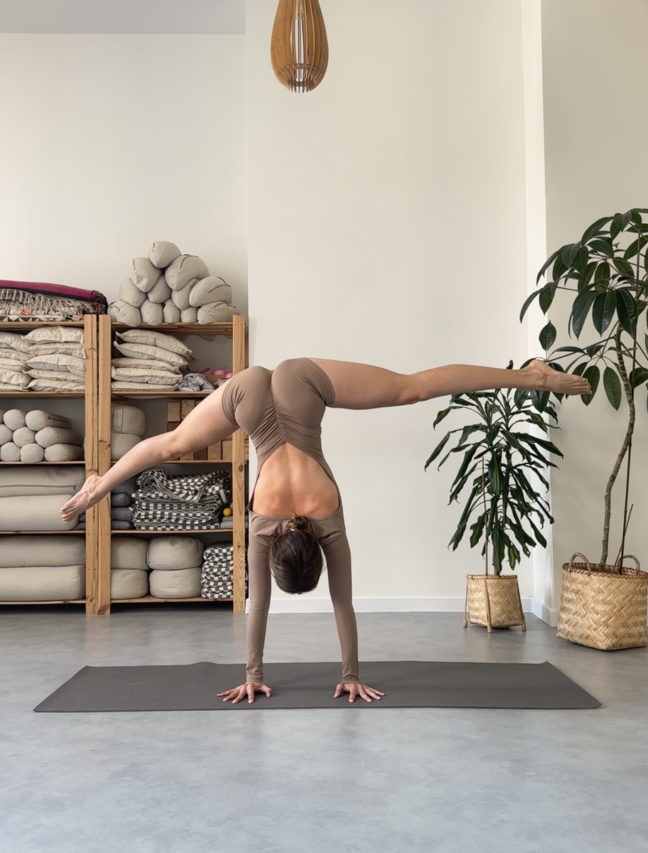 Дарья Казакова с лёгкостью выполняет любые стойки, делая это грациозно и без всякого бэкграунда в виде гимнастического или танцевального детства. Сложные асаны Дарья осваивала сама во взрослом возрасте, двигаясь постепенно. А теперь готова поделиться знаниями на своем Мастер Классе. Первый прошел с колоссальным успехом: мы решили сделать второй, углубленный и чуть с другого ракурса, так что будет интересно и для повтора и для абсолютных новичков. Разберём выход в пинчу и в стойки через паппи прессап. Силовые красивые выходы в пинчу и стойки без махов и рывков.