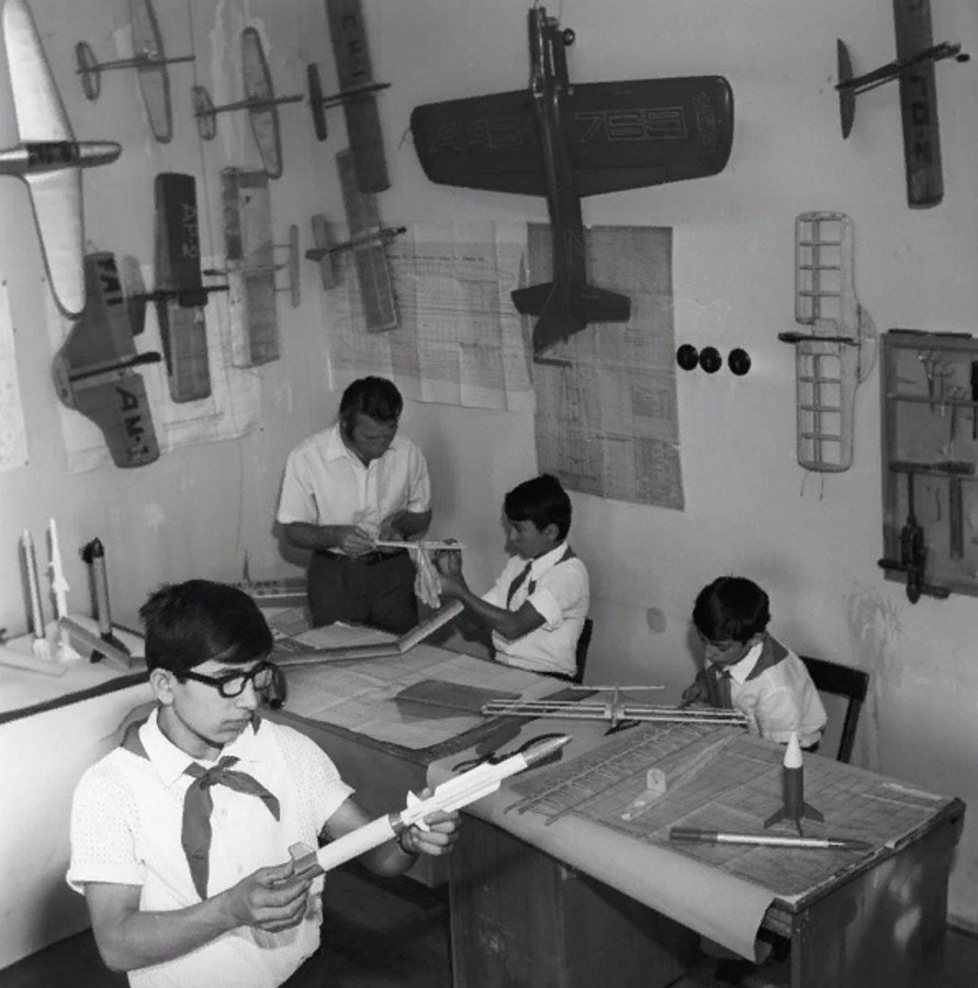 Ереван, Армянская ССР. В кружке авиамоделизма Республиканской станции юных техников. Фото Гагика Арутюняна, 1974 год. Источник