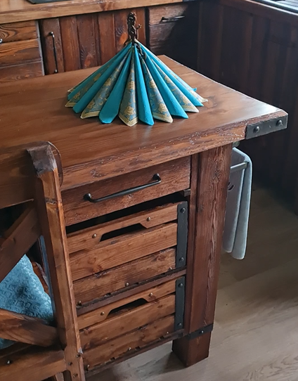 Пластины из аллюминия вырезаны, отбиты и покрашены в черный цвет. Имитируют ковку на углах, овощных ящиках и ноках острова.