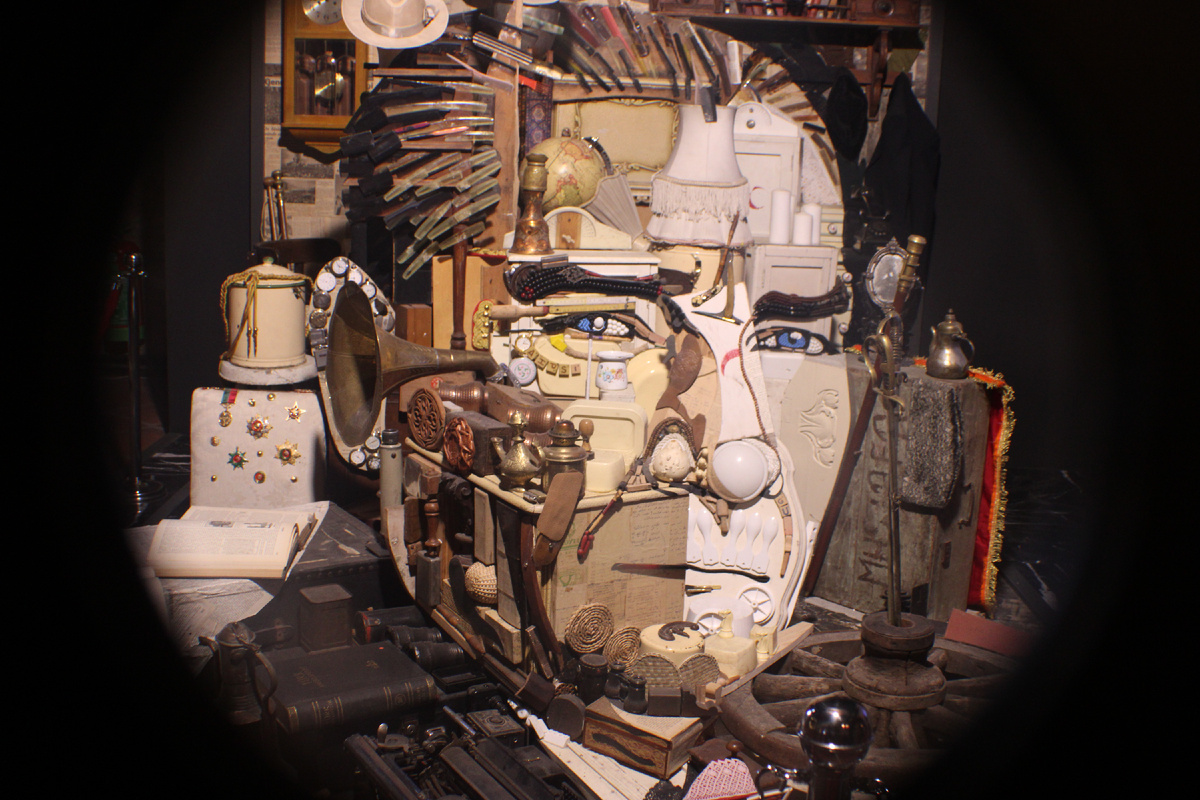 Портрет из мусора в музее Рахми Коча в Стамбуле