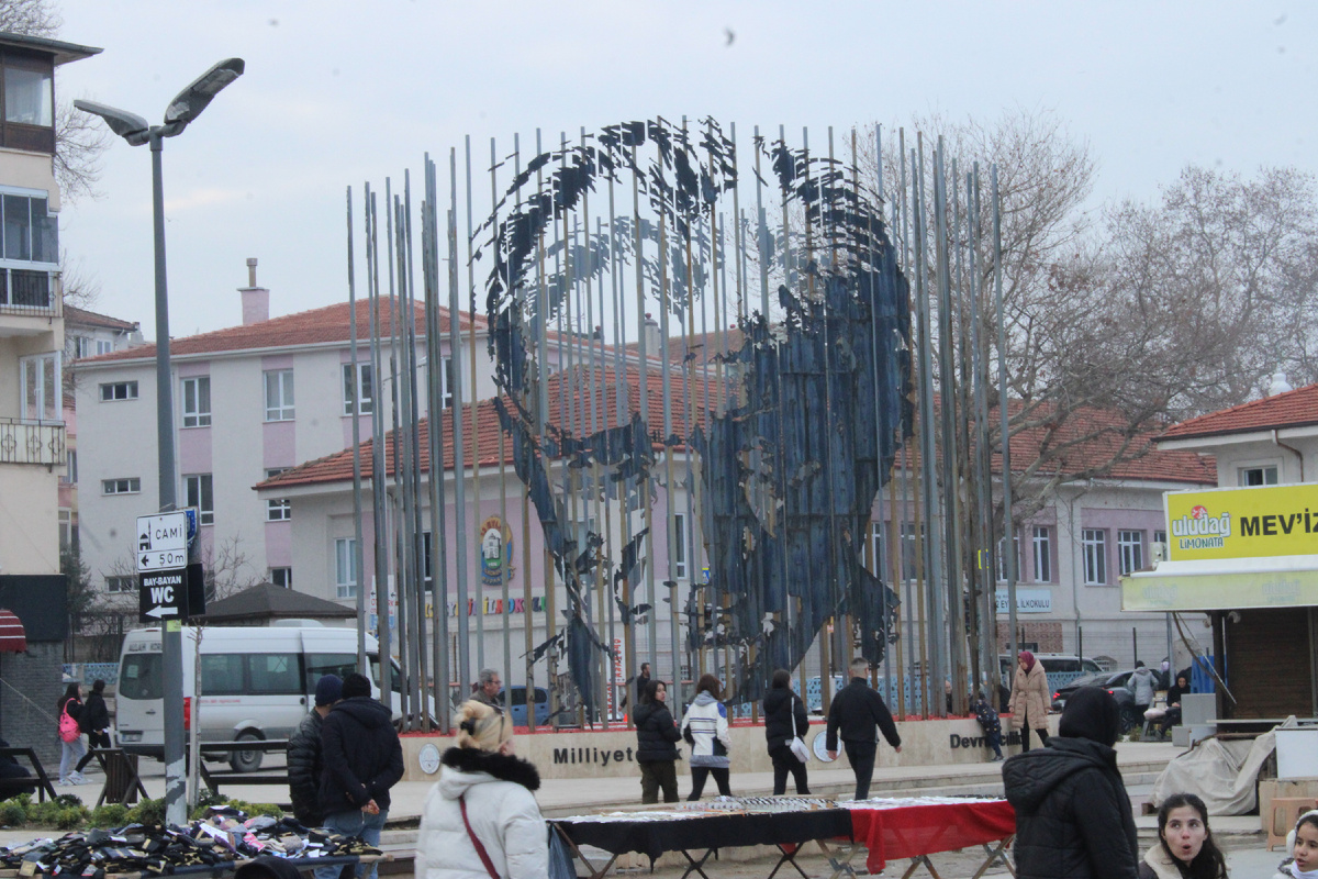 Шикарный монумент в городе Мудания