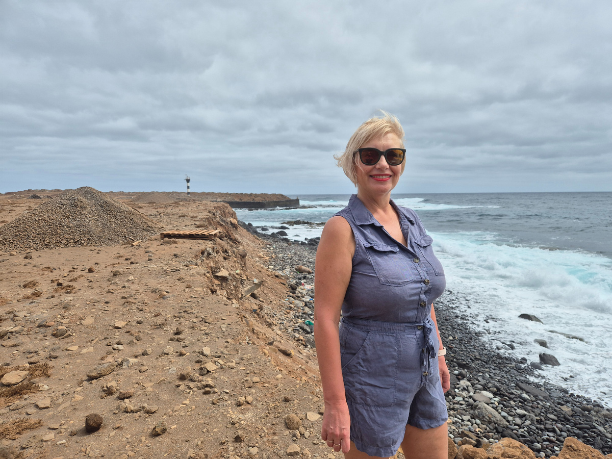 на заброшенном аэродроме, Понта-ду-Сол   Санту-Антан,  Кабо-Верде 