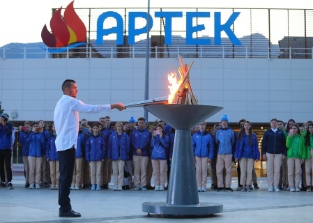    Зеленский от бессилия ввёл санкции против лагеря «Артек», «Движения первых» и общества «Знание»