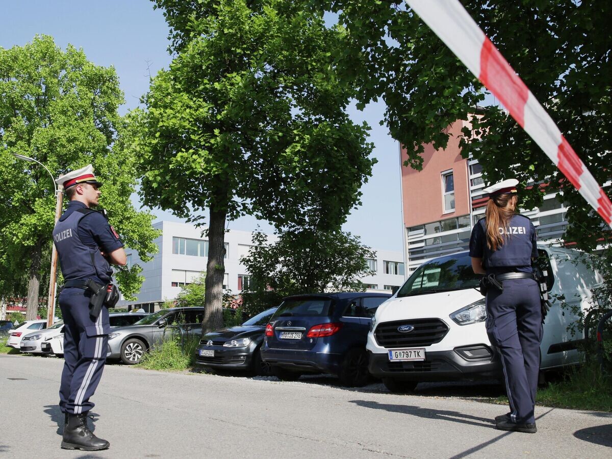    Полицейские у здания школы после стрельбы в Граце© AP Photo / Heinz-Peter Bader