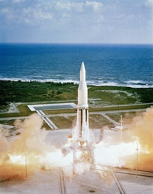 Первый старт ракеты "Сатурн-1" SA-1, состоявшийся 27 октября 1961 года. (Фото НАСА)
