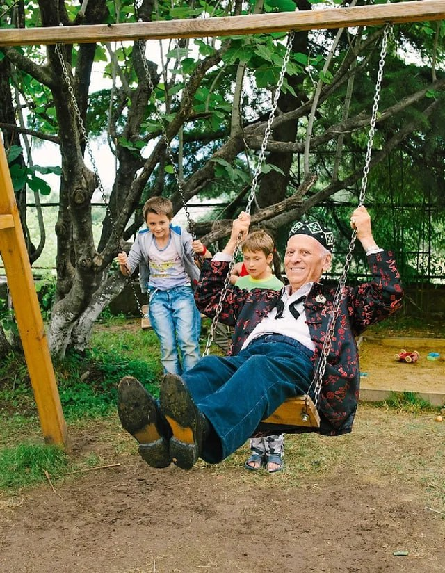 Шалва Александрович Амонашвили на качелях с детьми