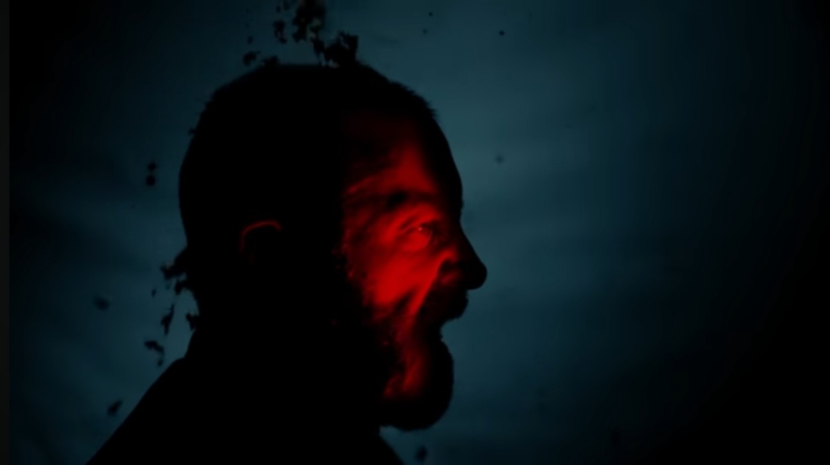 То ли Холмс, то ли Макинтош, то ли они главного актëра принудили открывать рот под музыку.  