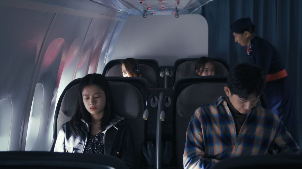 Кадр из дорамы. Чжу Юнь и Тянь Сюджу летят в домой в Шанхай