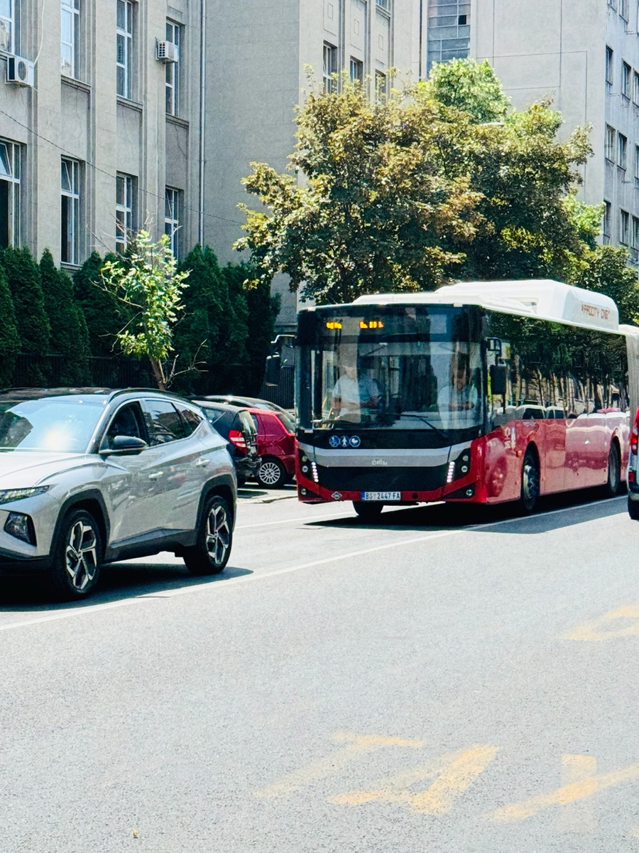 Автобусы большие комфортабельные, многие с кондиционером, есть и "гармошками"