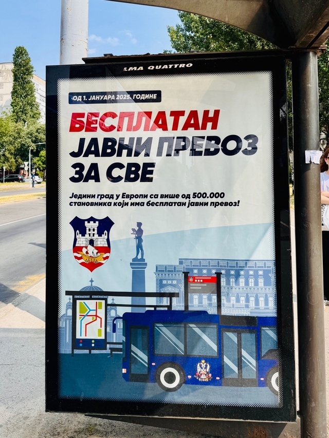 Оповещение на остановке, что с 1 января 2025 года проезд в Белграде становится бесплатным для всех. Текст мелкими буквами - одинственный город в Европе с населением больше 500.000 человек, где общественный транспорт бесплатный