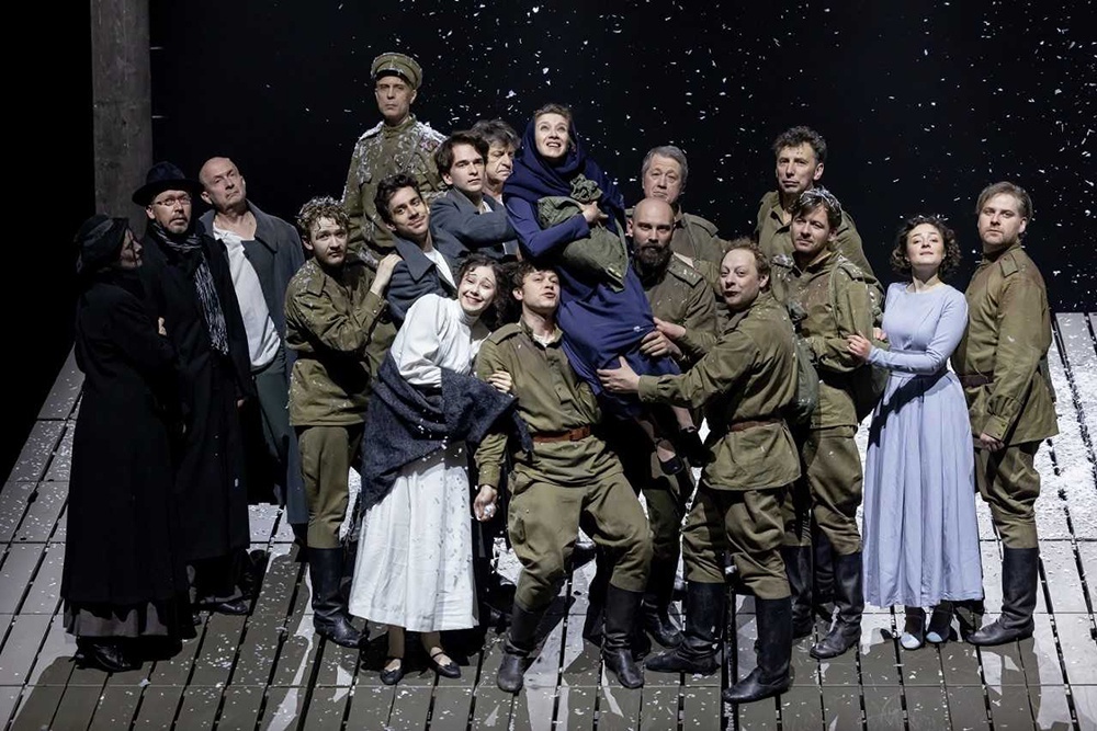    В сцене "На Берлин" все в предвкушении окончания войны. / Денис Жулин/театр "Мастерская Петра Фоменко"