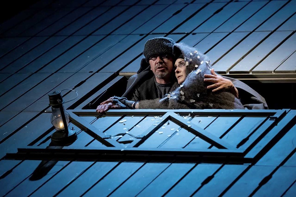    Старики мечтают дожить до конца войны (Наталия Курдюбова и Томас Моцкус). / Фото: Денис Жулин/театр "Мастерская Петра Фоменко"