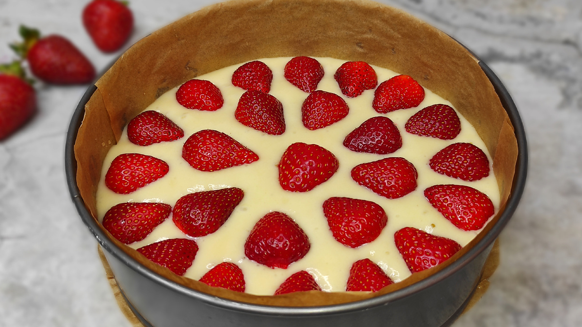 Летний пирог с клубникой. фото автора.