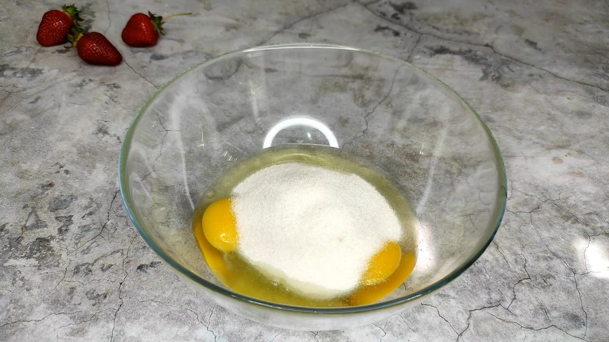 Летний пирог с клубникой. Фото автора.