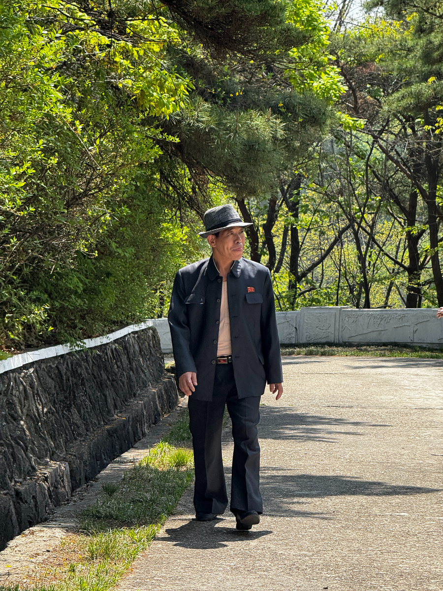 Северокореец в Пхеньяне. Фото Дмитрия Абдугафарова.