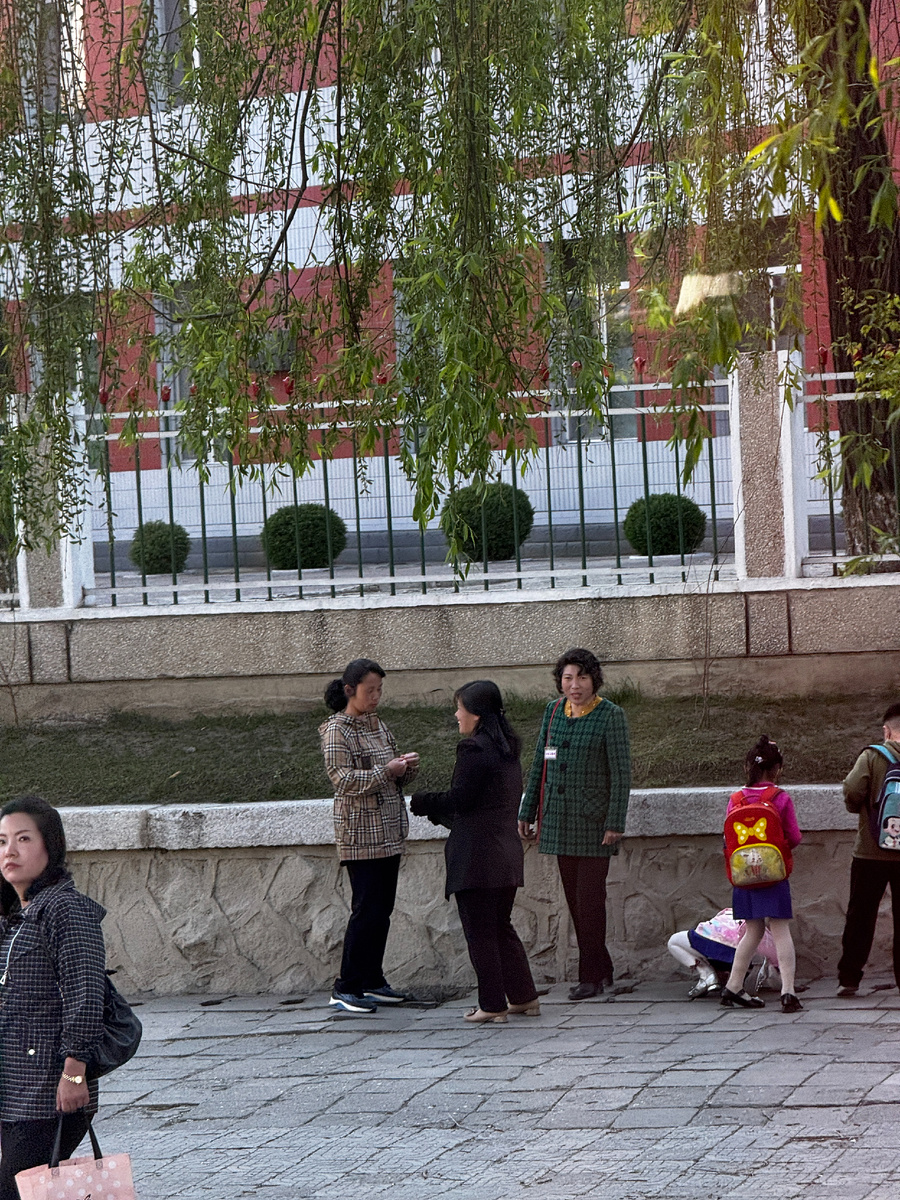 Северокорейские женщины и несколько школьников. Пхеньян, 2025. Фото Дмитрия Абдугафарова.