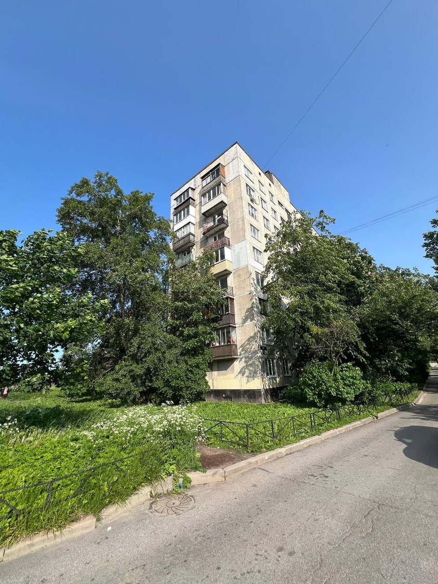 Мой родной дом в Питере, с января 1989 года, мы жили в Ленинградском районе Купчино, на проспекте Славы, дом 64, в угловой квартире на 8 этаже. Личный архив автора.