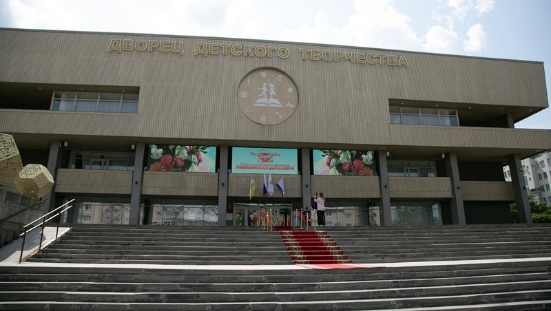    Праздничная программа состоялась на сцене ДДТ в Ставрополе Фото: Валерия Алтухова / / ИА «Победа26»