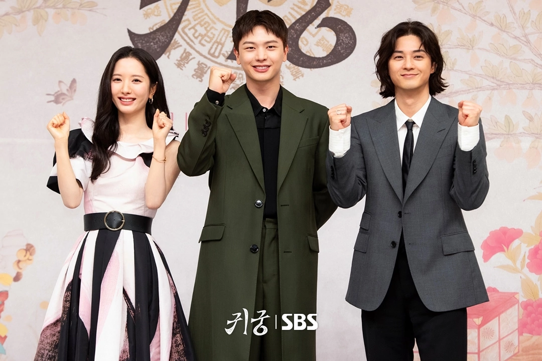 Актеры ,исполняющие главные роли на презентации дорамы «Возвращение во дворец».