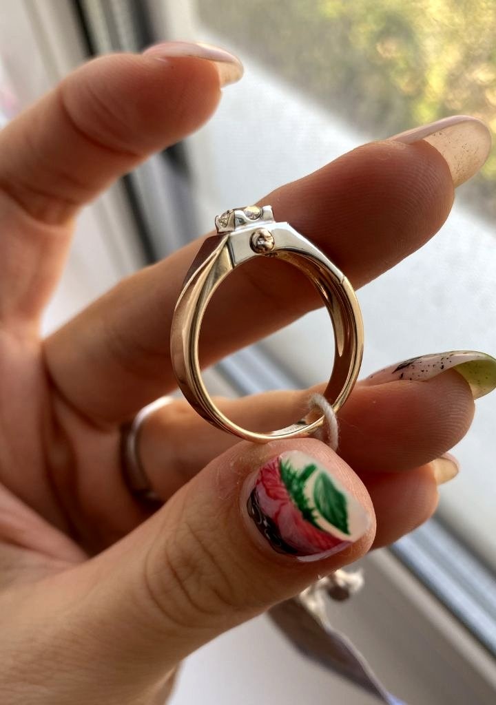 Это моя будущая жена присматривается к одному из колец.