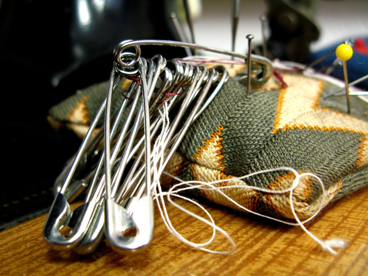 Самые распространенные подклады - это иглы и булавки. Фото из открытых источников
