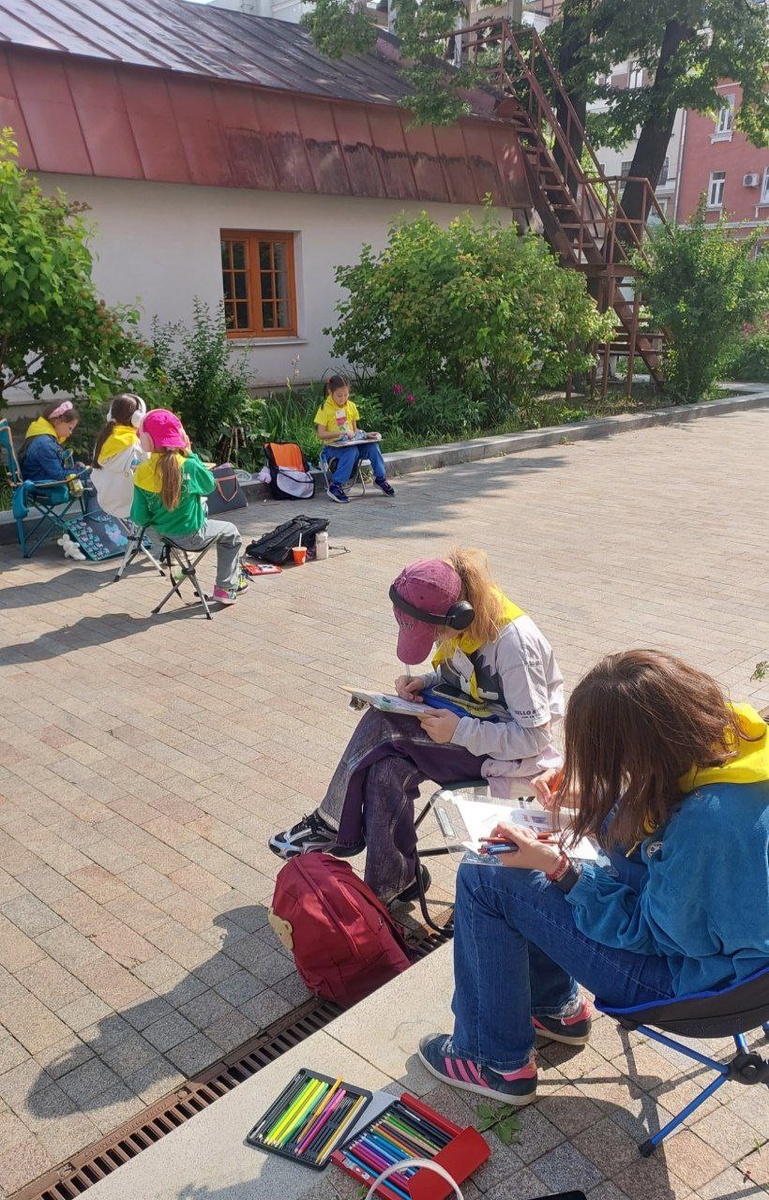 Уютный внутренний дворик церкви в Кадашах стал нашей натурой на целый день. Фотография автора канала. 