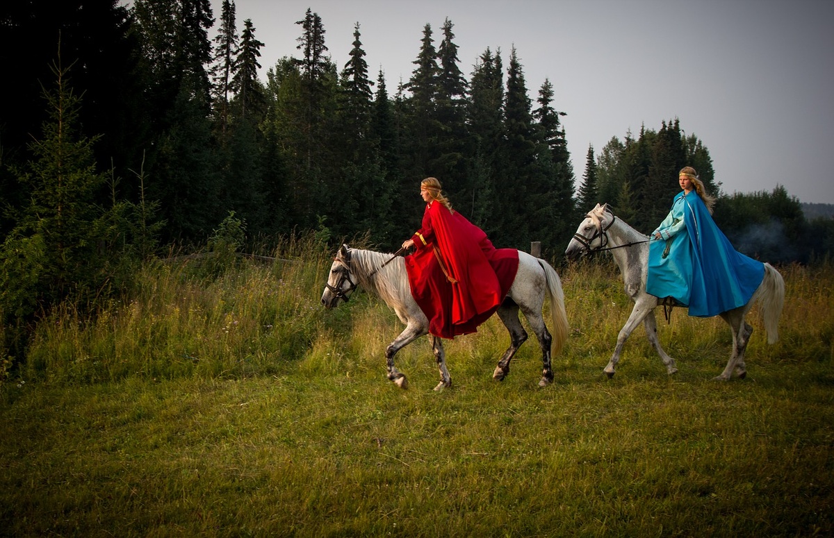 Девушки на лошадях катаются по лесу. В старину на Руси было принято кататься в праздники на лошадях. У русских Забайкалья были распространены праздничные катания девушек на верховых лошадях.