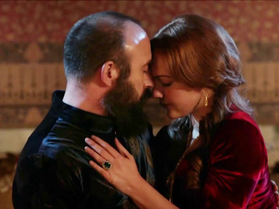 Хюррем утешает Сулеймана