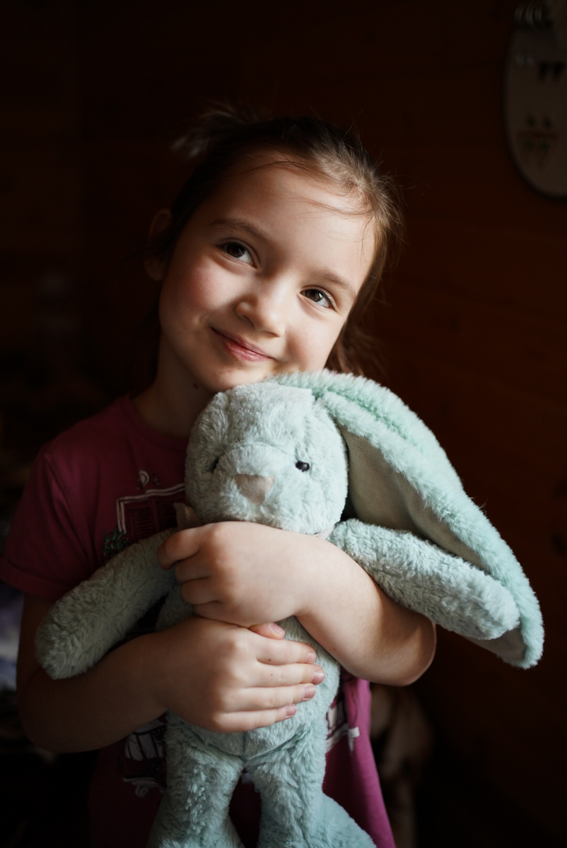 Девочка с любимой игрушкой