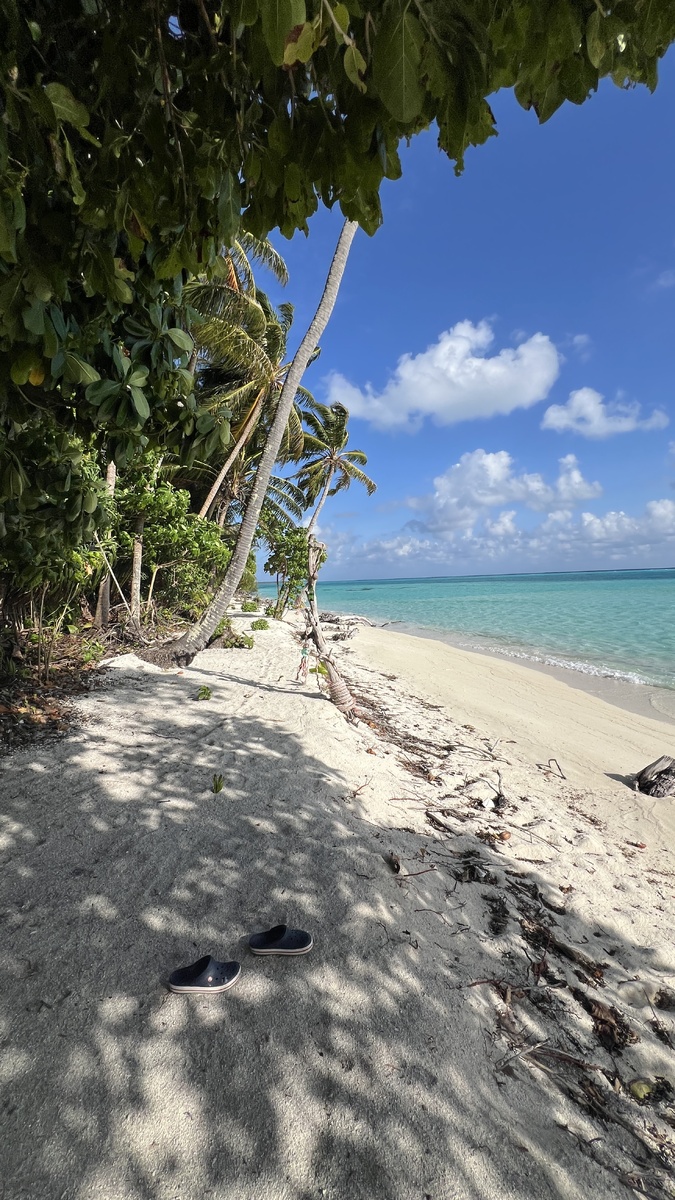 это место для настоящего отключения от мира, а не галочки «отдохнул на Мальдивах». Локальные жители — улыбчивые, гостеприимные