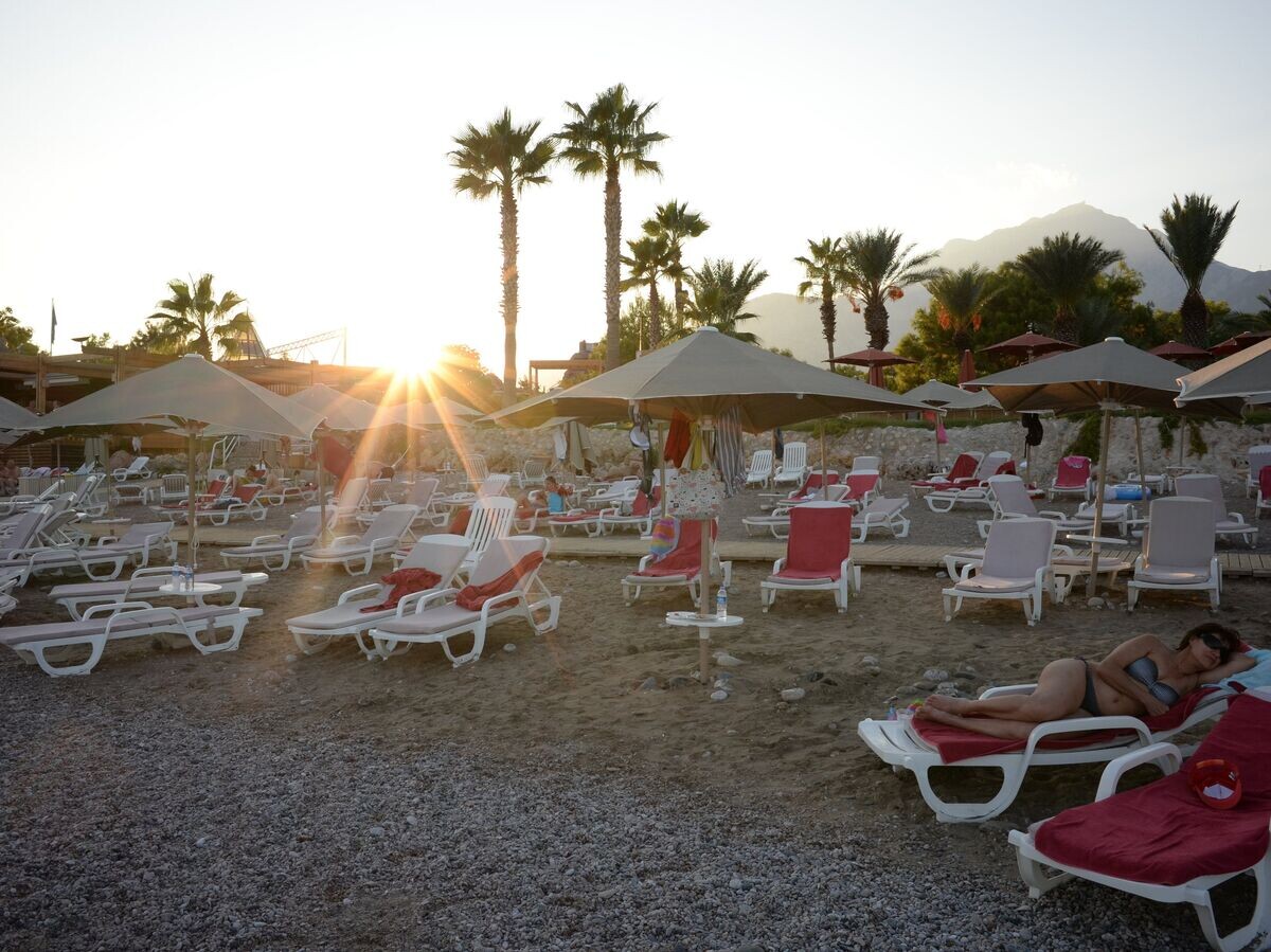    Пляж одного из отелей в Анталье© РИА Новости / Владимир Вяткин