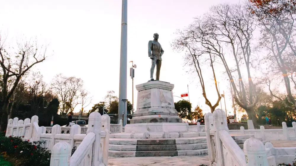 Первый созданный в Турции памятник Мустафе Кемалю Ататюрку находится в парке Сарайбурну в стамбульском районе Фатих. Это также место, откуда основатель и первый Президент Турецкой республики в 1919 году на корабле отправился в Самсун.