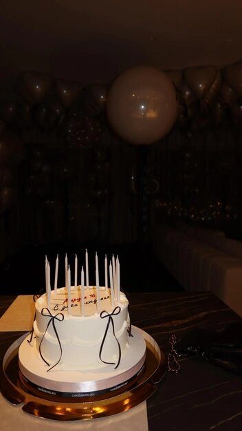    Торт был украшен милыми бантиками admin