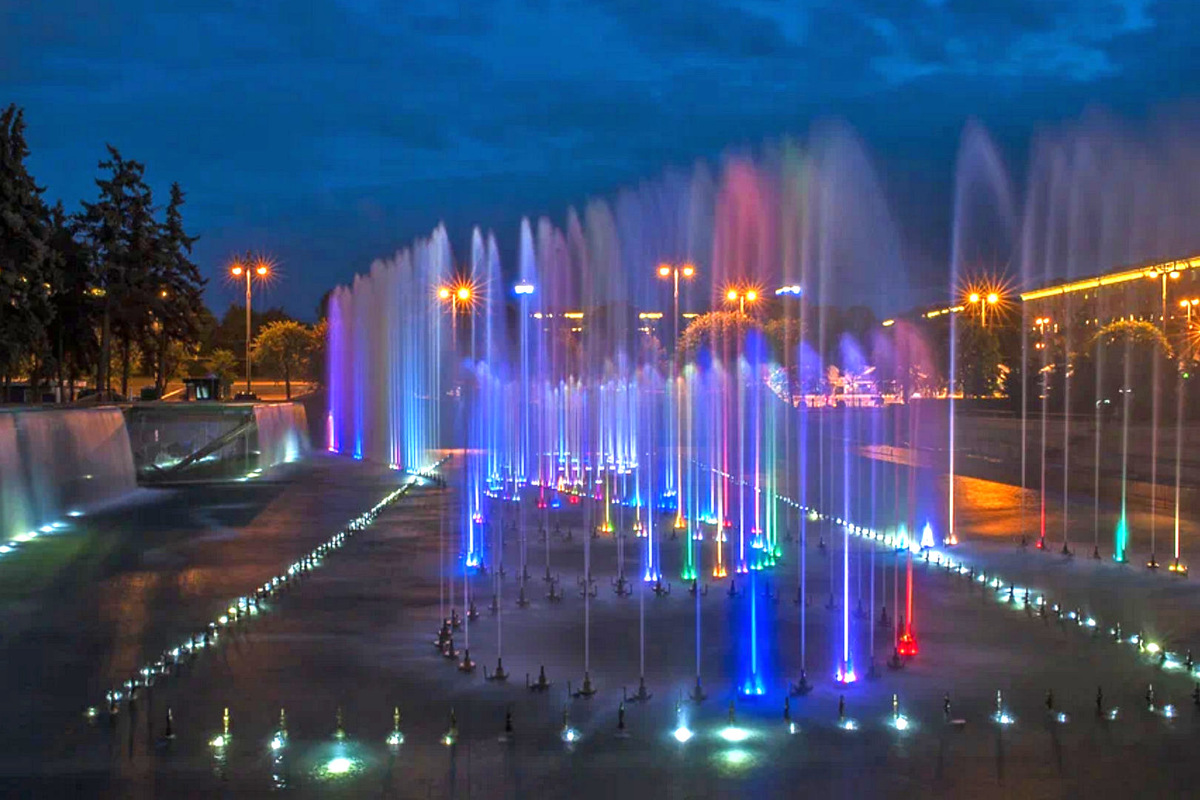 Фонтан на Московской площади с ночной подсветкой 