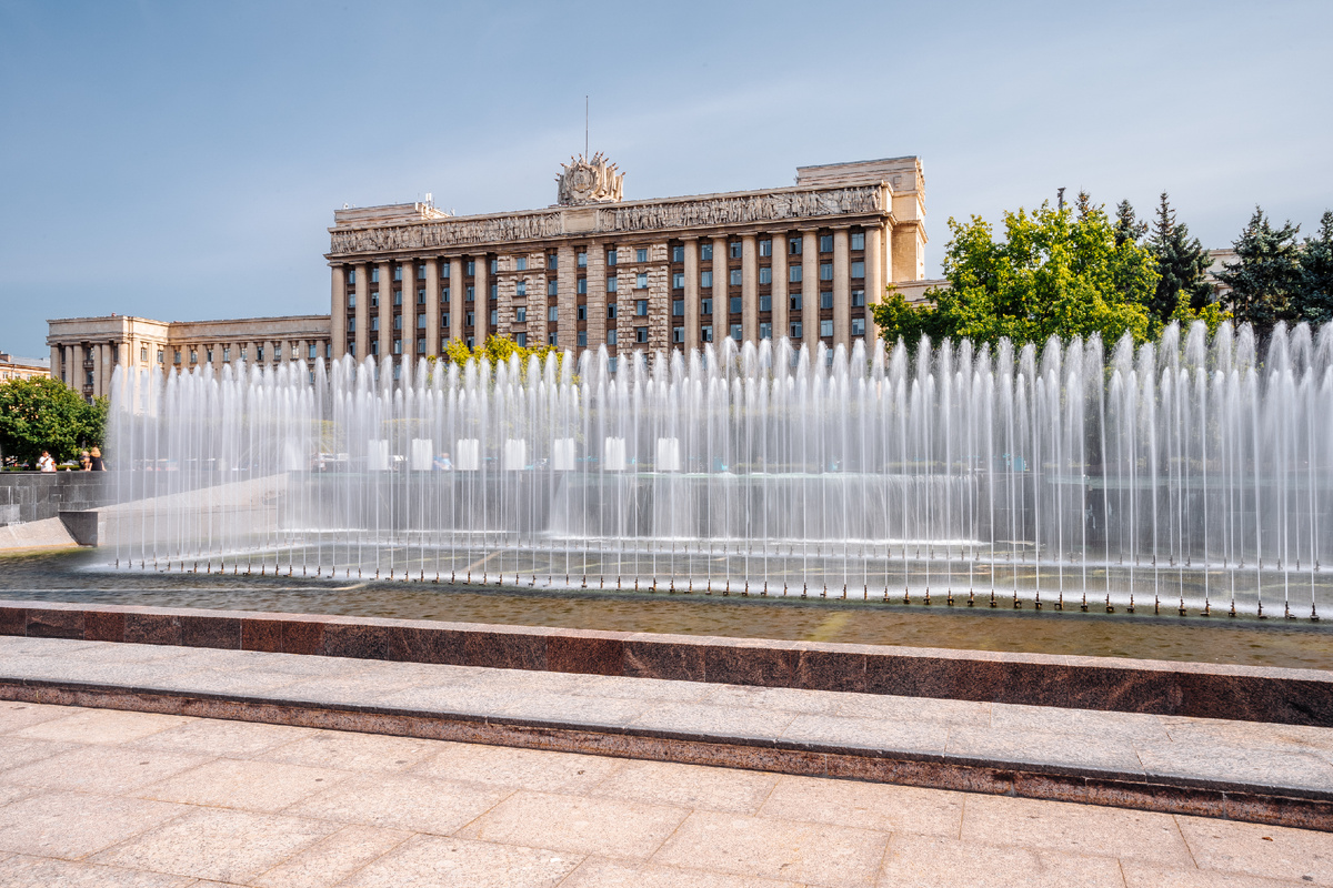 Струи большой чаши фонтанного комплекса Московской площади на фоне Дома Советов