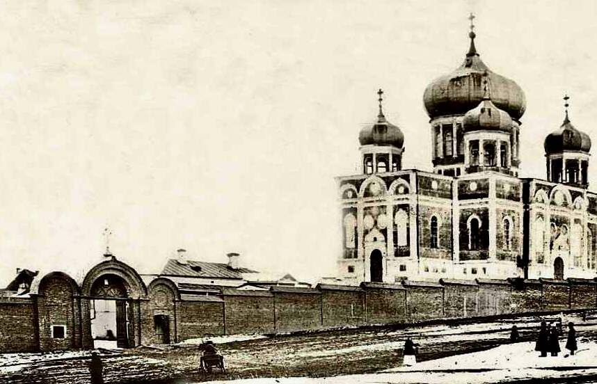 Церковь Сретения Господня в Иверском женском монастыре была построена в 1869 году в русско-византийском стиле по проекту губернского архитектора К. Макера. Величественный храм был даже выше Кафедрального.  Фото из открытых источников в интернете