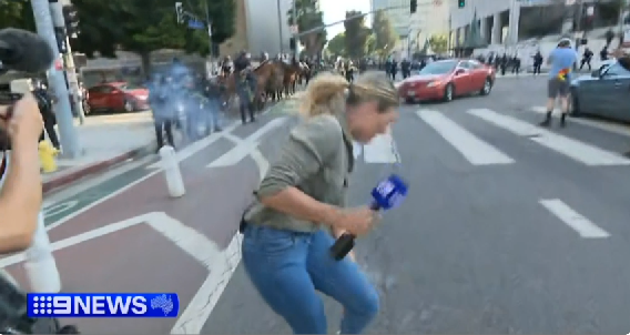 Лорен Томаси была ранена в ногу резиновой пулей во время съемок репортажа о протестах для 9News.