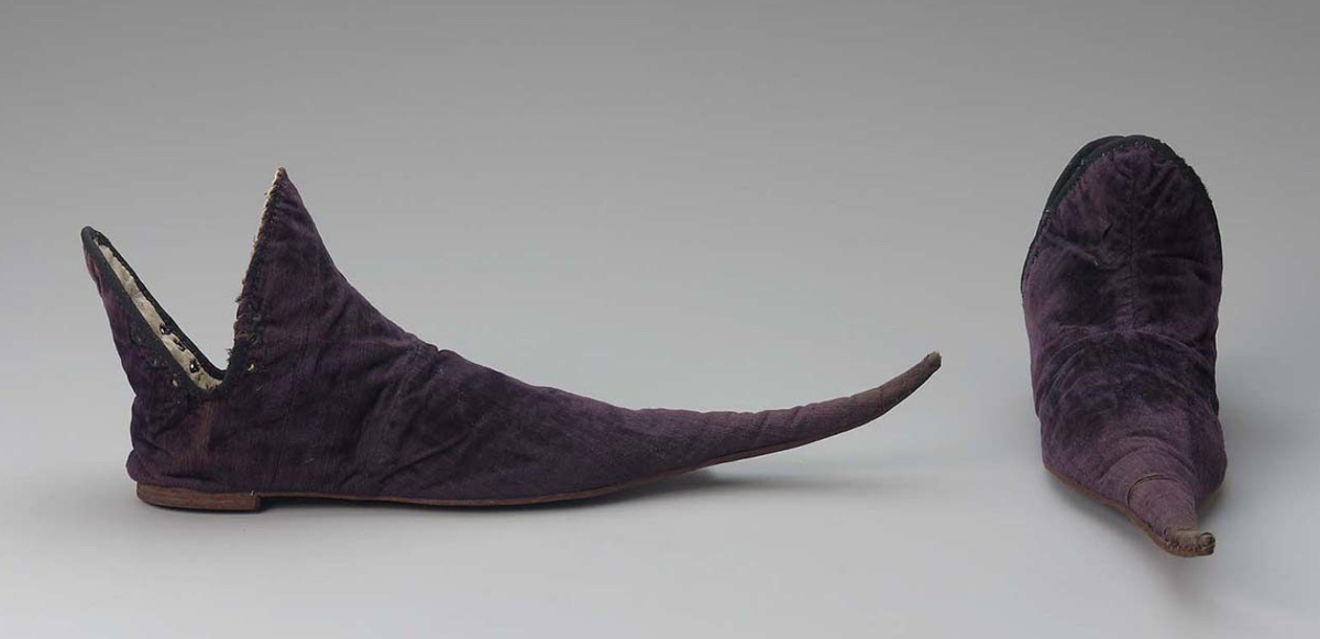 Н/а, пара туфель-пуленов, XV век. Полотняное переплетение, покрытое бархатом, окантовочная лента, металлические гвозди, подкладка; 16,5 x 10,6 x 45 см (6 1/2 x 4 3/16 x 17 11/16 дюймов). Бостон: Музей изящных искусств, коллекция Элизабет Дэй Маккормик. Источник: MFA