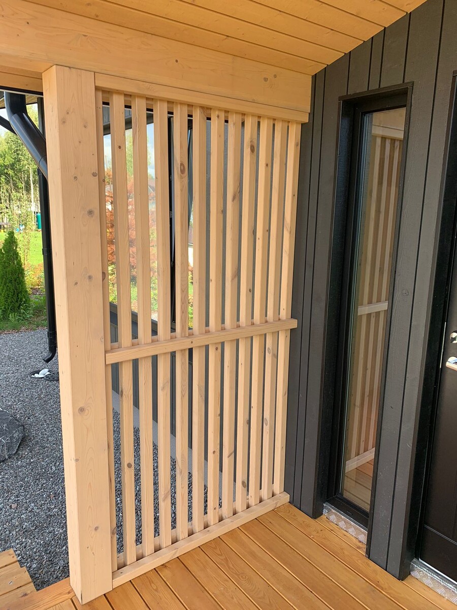Реечная перегородка на крыльце