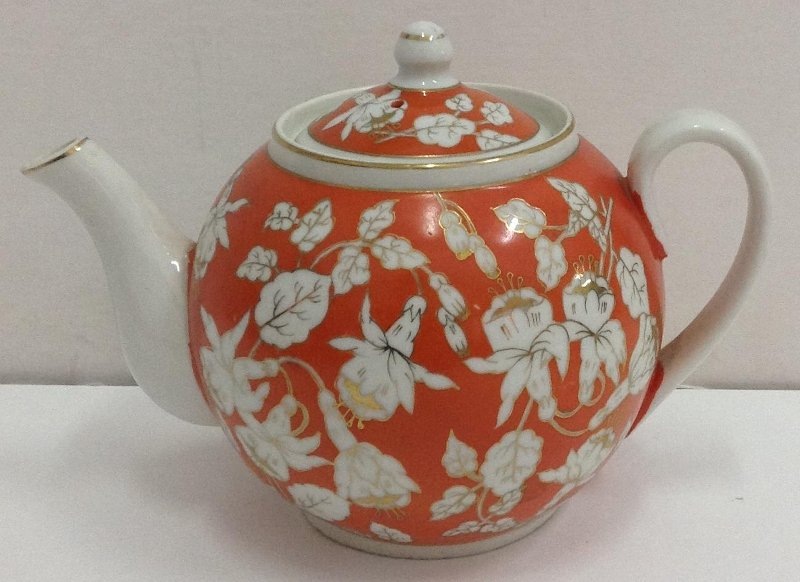 Чайник из чайного сервиза "Фуксия" (на красном). 1950. Песочное. Авторы росписи: И.И. Гончаренко и Д.Э. Клювгант. Государственное автономное учреждение культуры Ярославской области "Ярославский художественный музей". Листайте галерею вправо.