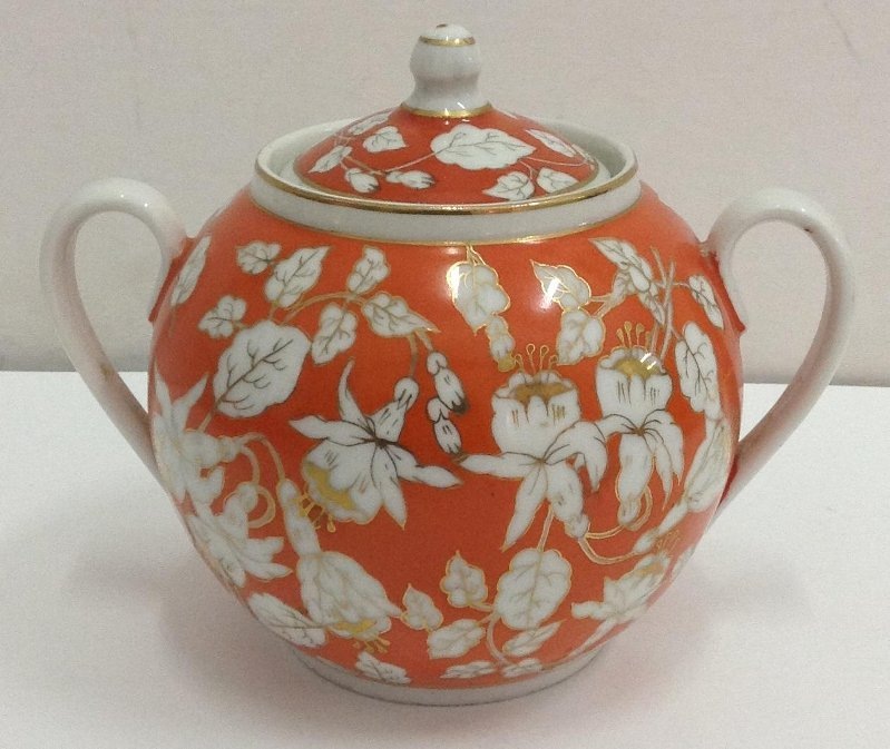 Сахарница из чайного сервиза "Фуксия" (на красном). 1950. Песочное. Авторы росписи: И.И. Гончаренко и Д.Э. Клювгант. Государственное автономное учреждение культуры Ярославской области "Ярославский художественный музей"