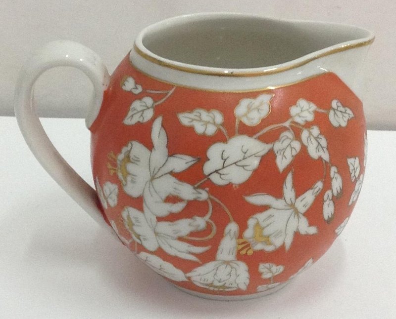 Молочник из чайного сервиза "Фуксия" (на красном). 1950. Песочное. Авторы росписи: И.И. Гончаренко и Д.Э. Клювгант. Государственное автономное учреждение культуры Ярославской области "Ярославский художественный музей"