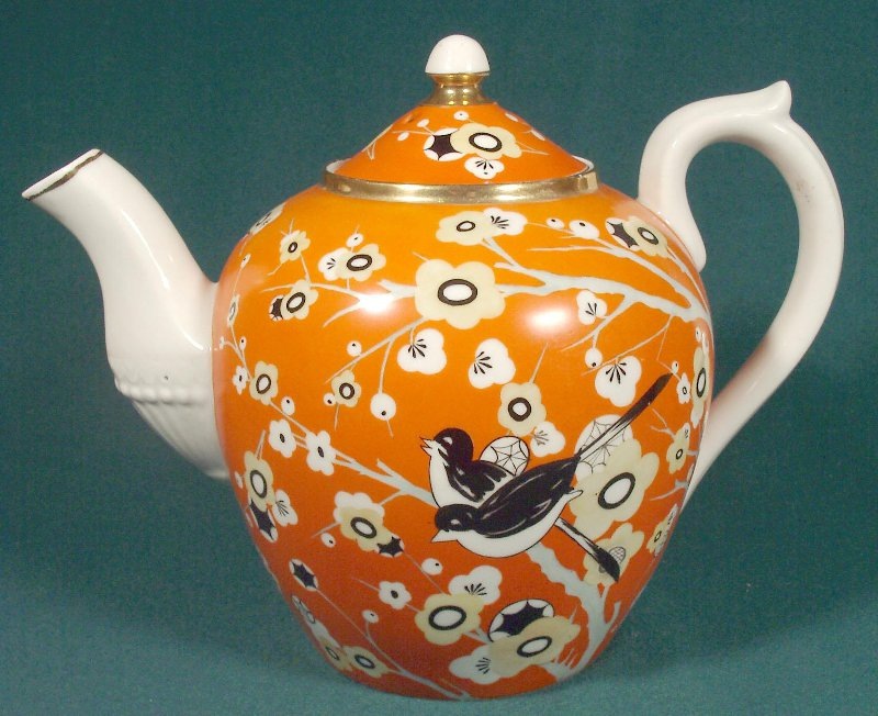 Чайник доливной с крышкой высотой 22,0 см. 1947.  По форме напоминает большой доливной дулёвский чайник на 4,5 литра выделки 1920-х годов. Возможно, что дулёвцы были вынуждены передать готовые формы на завод в Песочном в качестве "шефской помощи". Хотя, например, автором чайника практически той же формы в другой росписи был назван И.И. Гончаренко. Государственное автономное учреждение культуры Ярославской области "Рыбинский государственный историко-архитектурный и художественный музей-заповедник". Листайте галерею вправо.