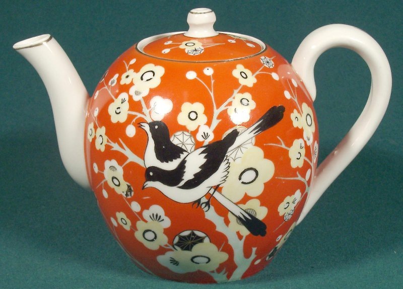 Чайник с крышкой высотой 15,9 см. 1947. Государственное автономное учреждение культуры Ярославской области "Рыбинский государственный историко-архитектурный и художественный музей-заповедник"